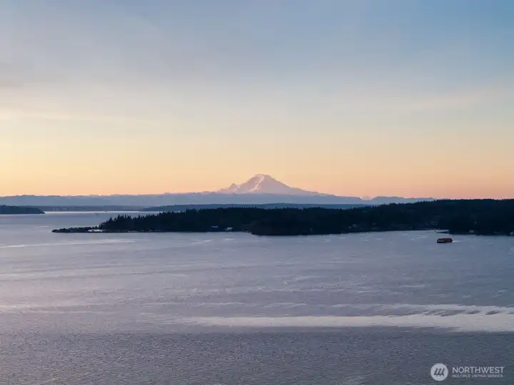 Mt Rainier from the beach and waterfront (aerial photo here). Mt Rainier from the beach and waterfront (aerial photo here).