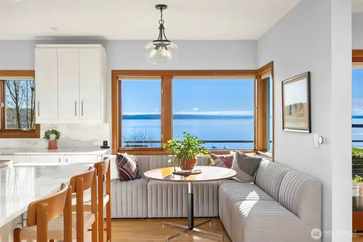 Wonderful built-in seating off the kitchen with stunning views. Wonderful built-in seating off the kitchen with stunning views.