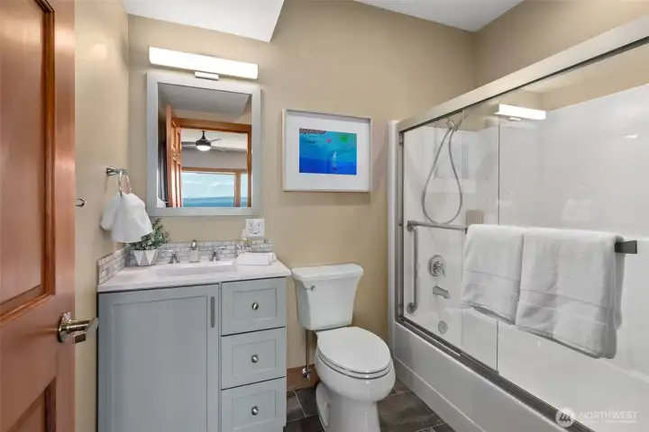 Ensuite full bath. Ensuite full bath.