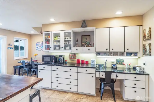 Abundance of cabinets in this kitchen.