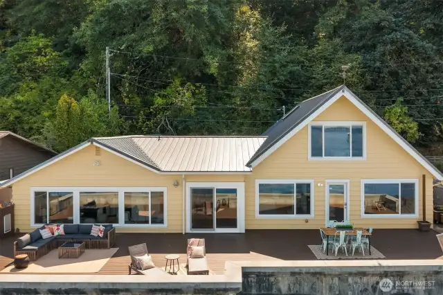 Just moments from the north end ferry. A commuter's dream! Unless you are lucky enough to work from home. Thoughtfully and beautifully renovated by Didricksen Construction in 2017. One of Vashon's most reputable builders.