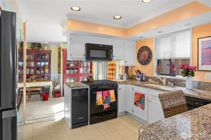Plenty of granite counters and both garden and lake views Plenty of granite counters and both garden and lake views