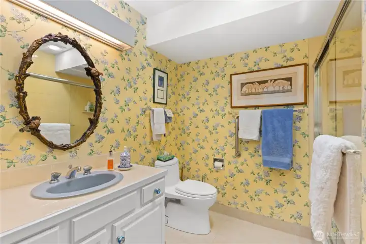 Guest full bath adjacent to the guest bedroom. Guest full bath adjacent to the guest bedroom.