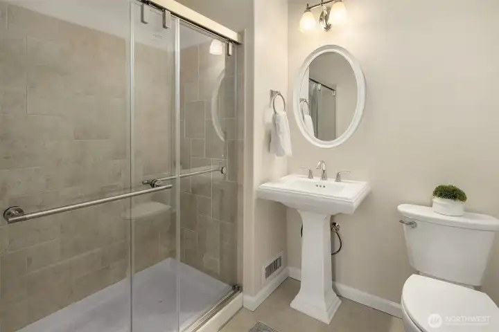 Primary en-suite bathroom