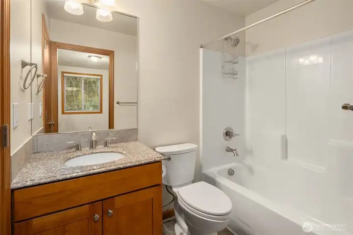 2nd En-suite bathroom with closet