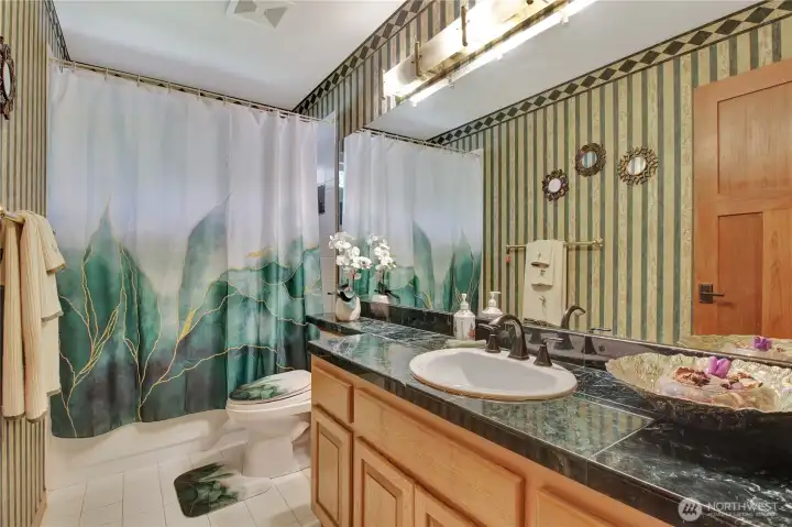 Main floor full bathroom