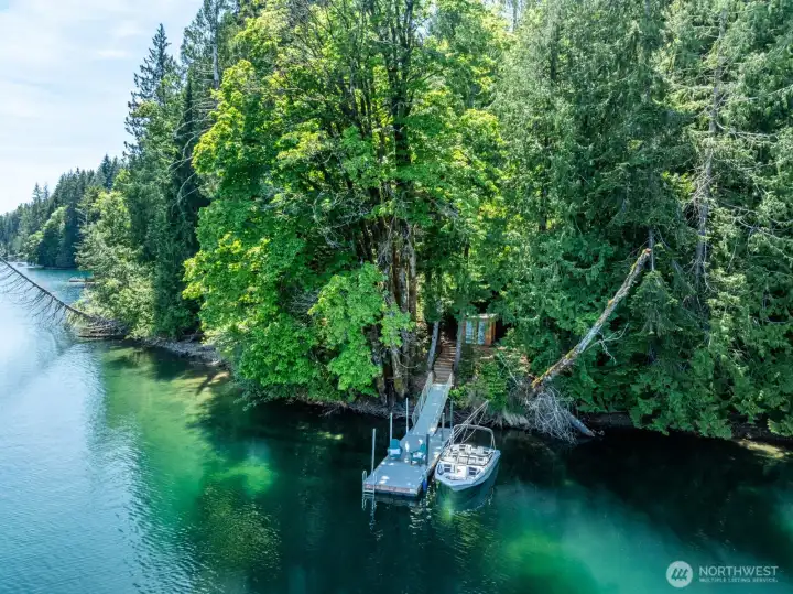 This waterfront has a little cove amplying the feeling of privacy and serenity.