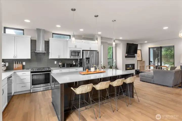Chef's Kitchen qith plenty of storage Chef's Kitchen qith plenty of storage