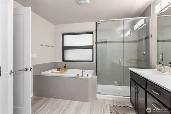 En-suite 5 piece Primary Bathroom En-suite 5 piece Primary Bathroom