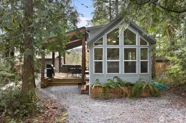 Beautiful park model on lot with greenbelt behind.