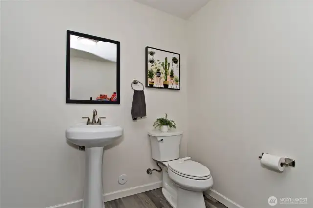 1/2 bath w laundry