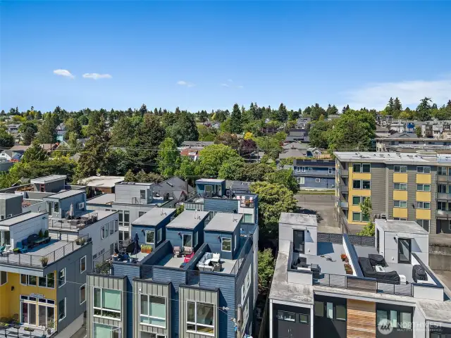 Fantastic location walking distance to shops, restaurants and all Ballard has to enjoy.