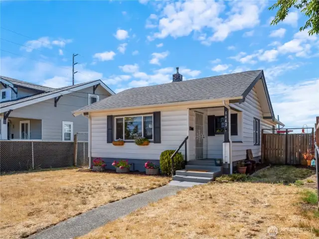 Cute home waiting for its new owner. Come on in!