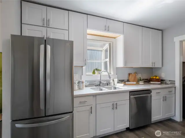 The white cabinets goes all the way up to the ceiling for maximum storage and ease of maintenance.