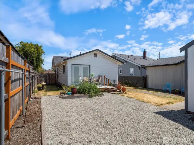 The back alley gives access to the back yard and can accommodate your car, a small RV or boat.