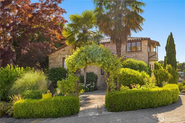 Tuscan inspired villa right here in Seattle!