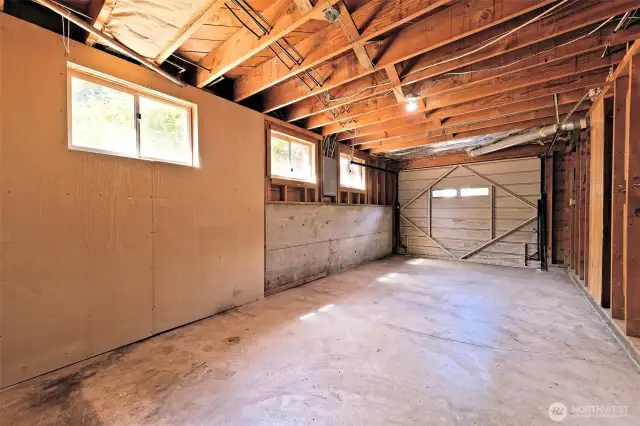 One side of the garage - there is a wall between the two stalls.