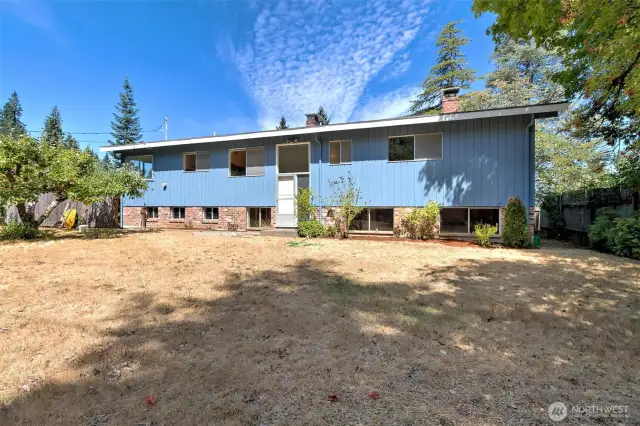 The HUGE fully-fenced back yard.
