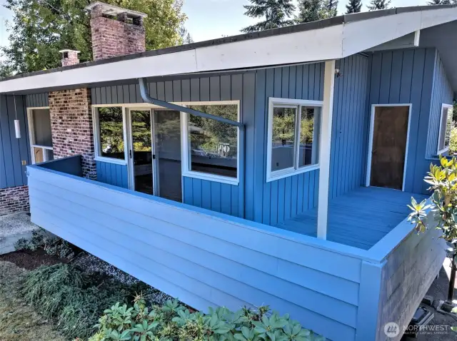 Nice deck to relax on and enjoy the view of the Olympics!