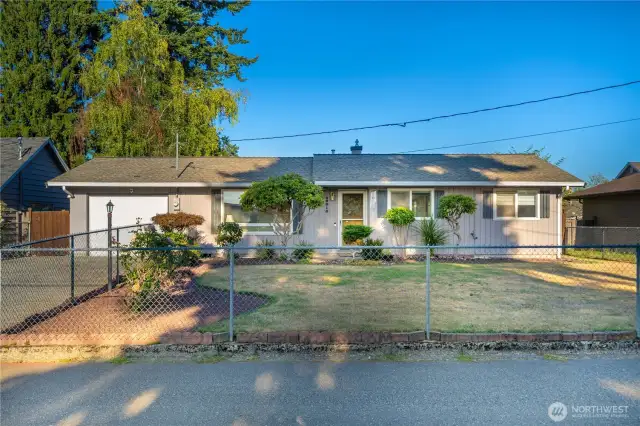 Meticulously maintained, fully fenced rambler.
