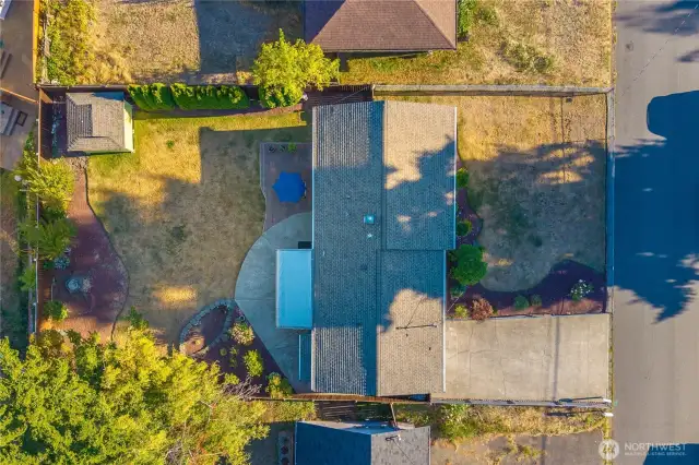 Fully fenced, manicured yard. Lifetime warranty roof.
