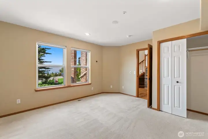 Office or a bedroom with a closet