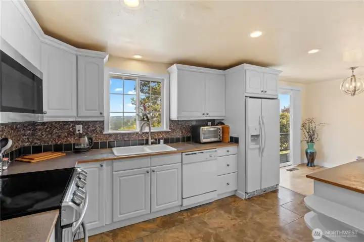 Updated kitchen with full backsplash