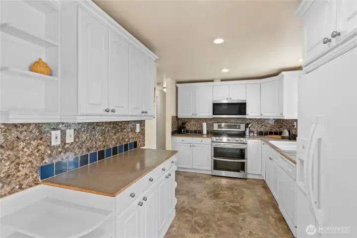 Lots of cabinet space