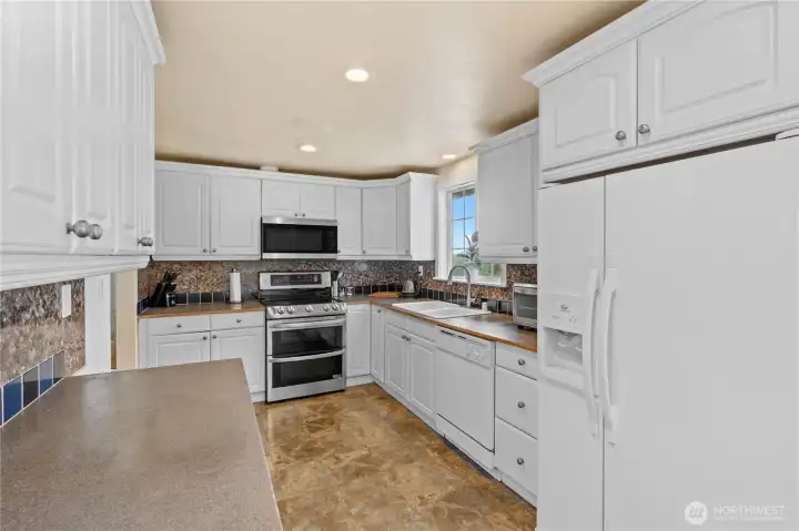 Stove features double oven