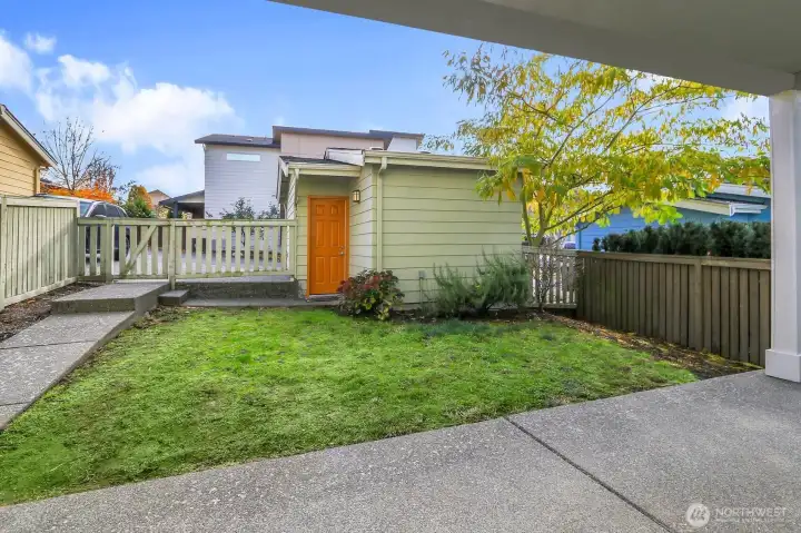 Tge detached garage and 2nd parking space is a HUGE plus!