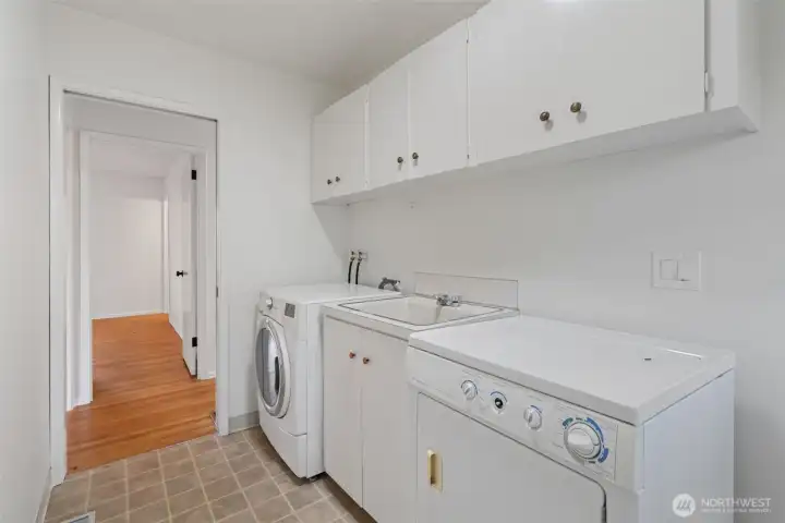 laundry room, sink and storage