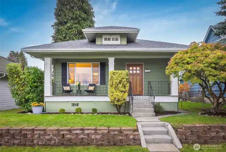 Come check out this charming North Everett home!