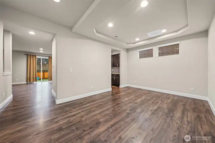 Dining room-scullery between dining and kitchen~so nice!
