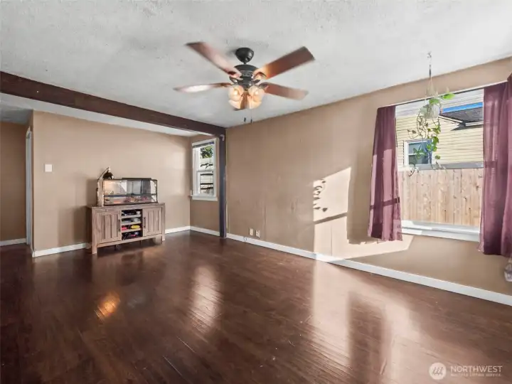 Enter into the livingroom. *Lizard does not convey*