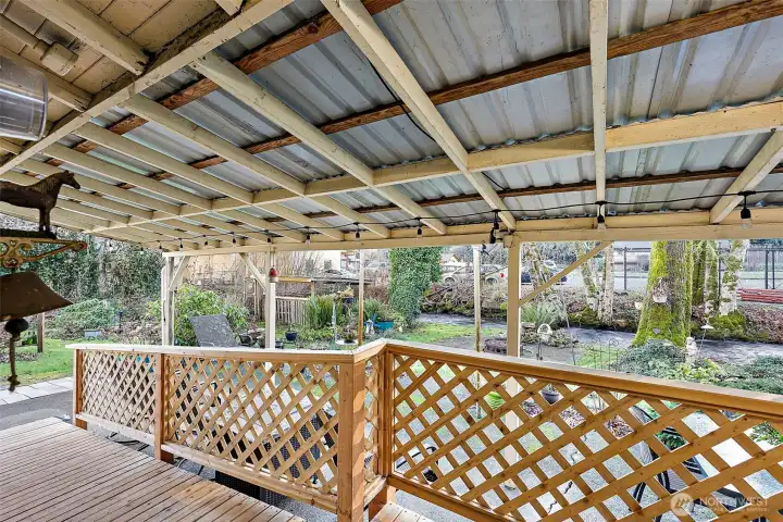 Covered Deck & Patio over-looking the park-like setting yard.