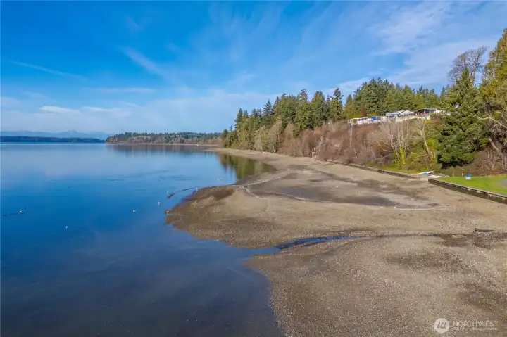 Seashore Villa's private beach access offers space to stroll, walk your dog, fish, kayak, or bird watch while enjoying the natural beauty of Puget Sound.