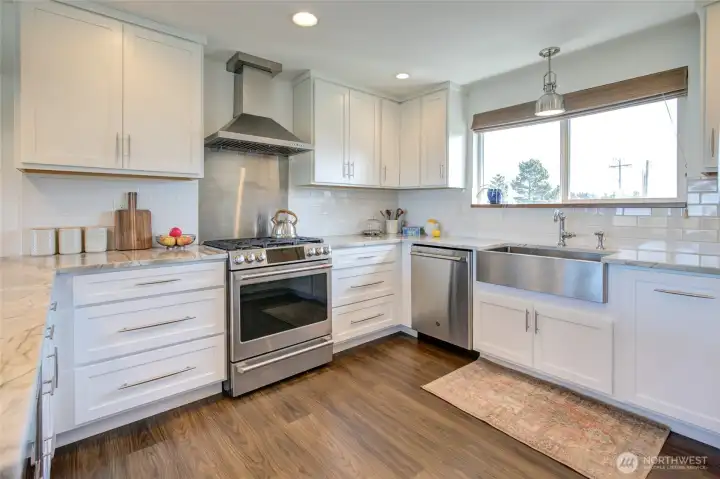 6-burner range, stainless apron sink, fantastic cabinetry