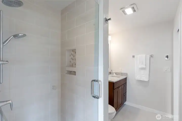 Upper bath shower w built-in tile niches