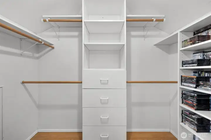 Bonus room has 2 walk-in closets