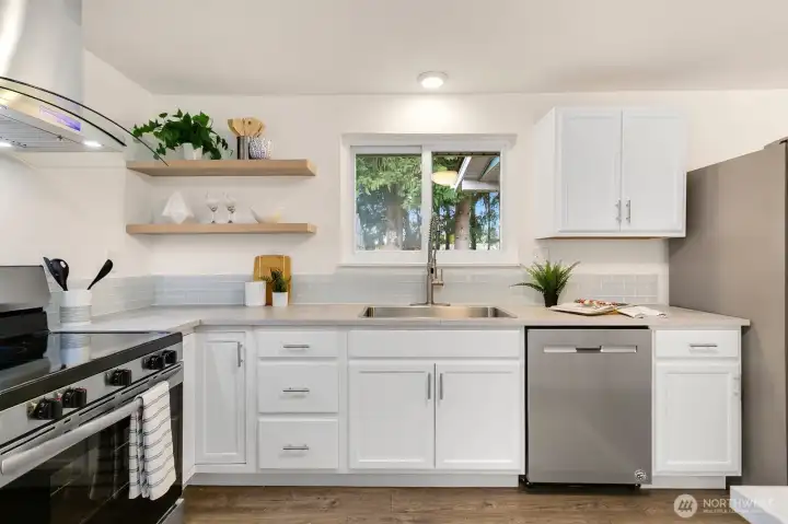 New kitchen backsplash, cabinets and countertop
