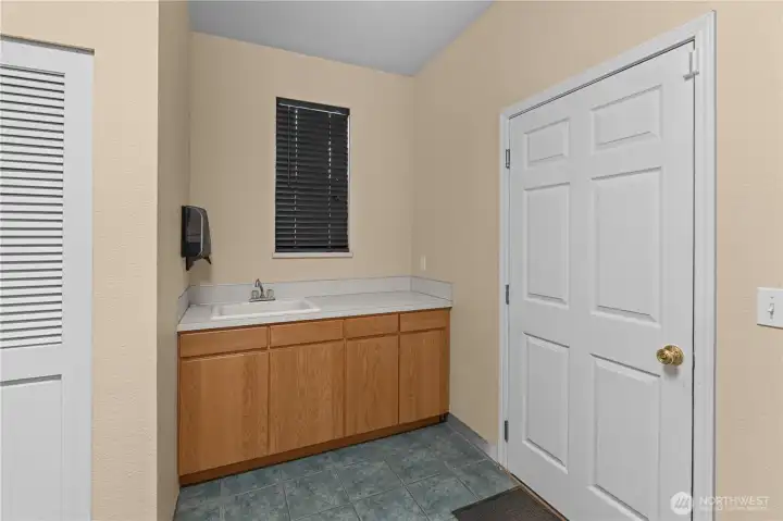 LAUNDRY/MUDROOM | UTILITY SINK
