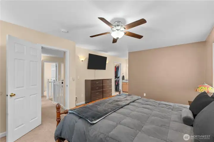 PRIMARY | WALK-IN CLOSET
