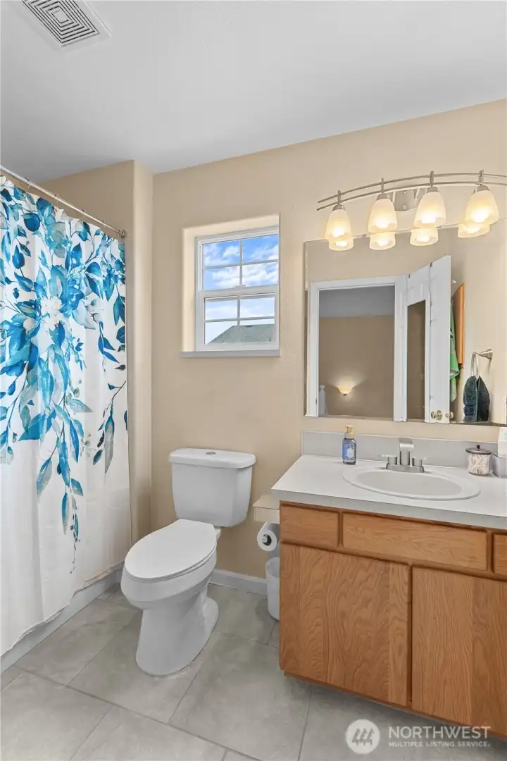 FULL GUEST BATH | BATHTUB