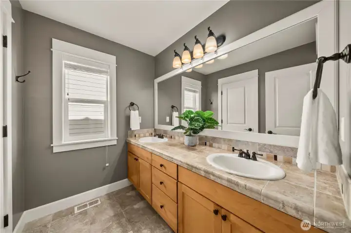 Hallway bathroom with a tubupstairs
