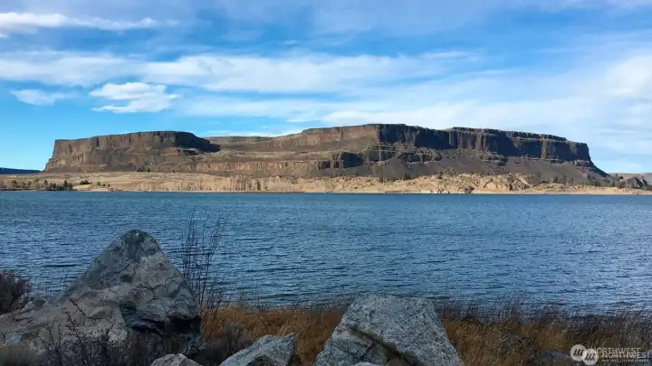 Steamboat Rock State Park sandy beach and boat launch on Banks Lake is just 16 miles away.