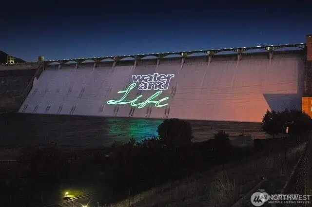 Enjoy the educational 37-minute laser light show which runs nightly from Memorial Day through September 30 teaching you some of the history of the Columbia basin project, dam construction, and the Colville Confederated Tribes along the Columbia River.