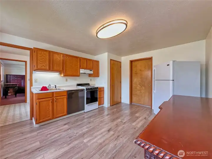 ADU provides addt'l 1,080sf with fully equipped kitchen 1 bedroom, 1 bathroom and upper level large living room.