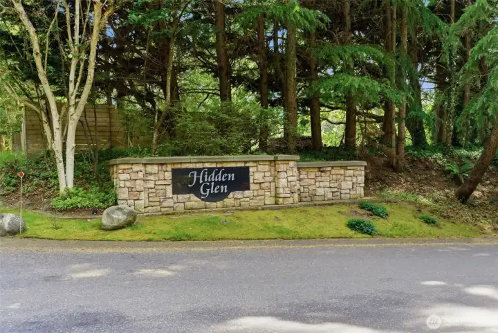 Hidden Glen is a special community where neighbors help neighbors. It is close to freeway access, the Tacoma Narrows Bridges, shopping, restaurants, parks, and so much more.