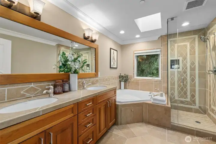 Full 5-piece bath off the upper hallway. Full 5-piece bath off the upper hallway.