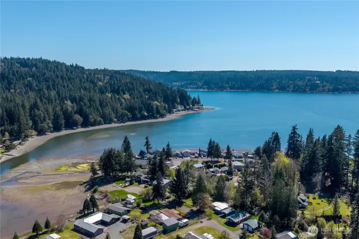 A front-row seat to Hood Canal—enjoy sunrise coffee or sunset skies from your private viewing deck, surrounded by evergreens and wide-open water vistas.